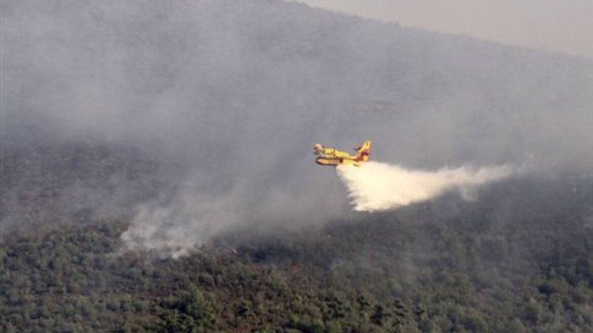 Σε ύφεση η φωτιά στους πρόποδες του Ολύμπου