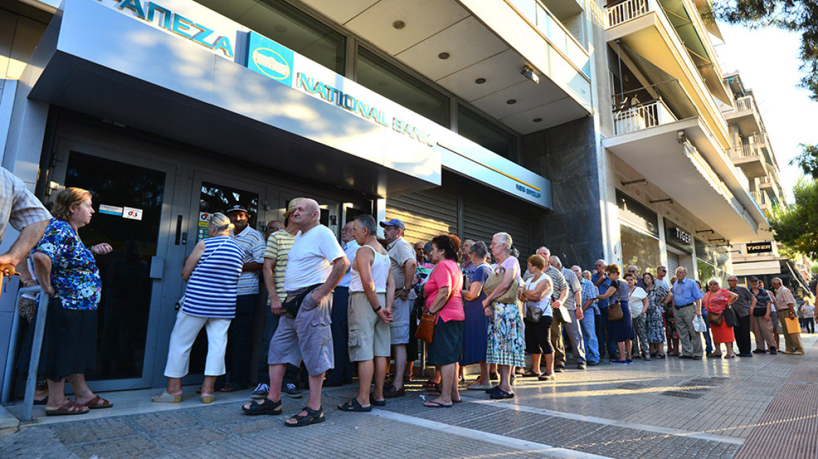 Ουρές και σήμερα στις τράπεζες - Kαταβάλλονται οι συντάξεις του ΙΚΑ