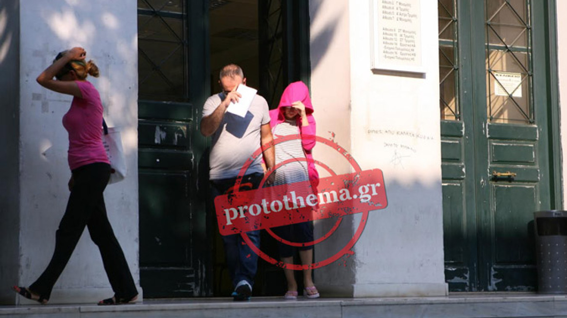 Ελεύθερη η μητέρα που κατηγορείται πως πέταξε το παιδί της στον ακάλυπτο