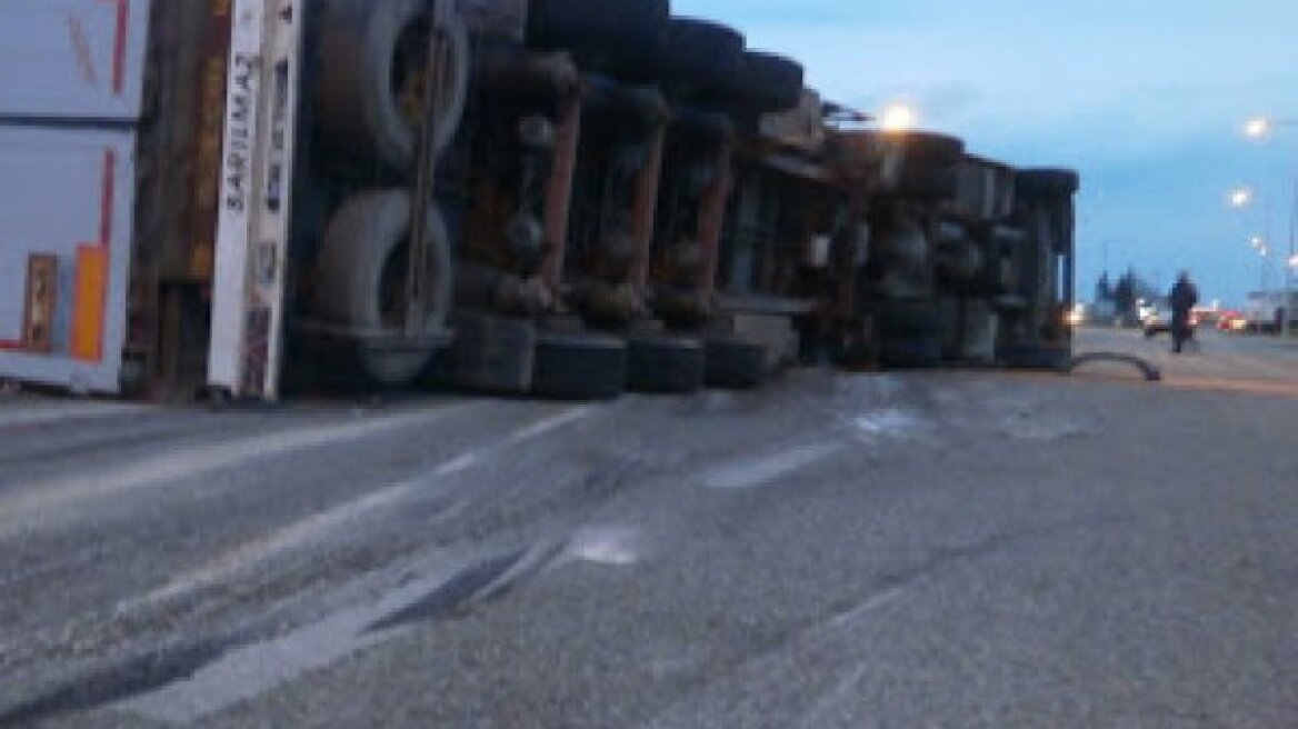 Τούμπαρε νταλίκα στην Ξάνθη και γέμισε ο δρόμος... ρούχα!