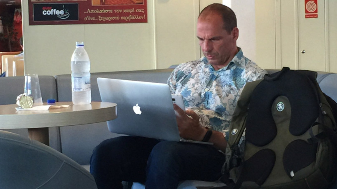 Στο πλοίο για Αίγινα με χαβανέζικο πουκάμισο ο Γιάνης