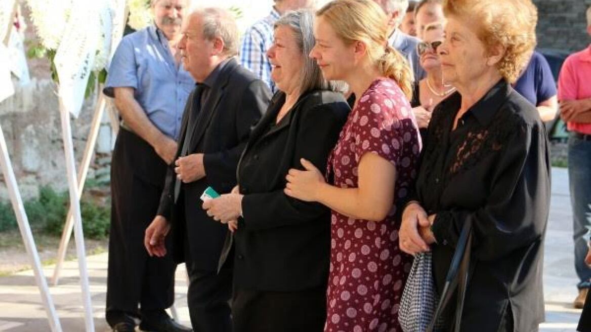 Οδύνη στην κηδεία της Λένας Παπαθεμελή