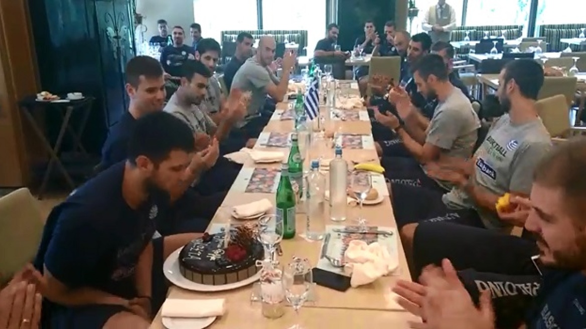 Τούρτα-έκπληξη της Εθνικής σε Παπανικολάου