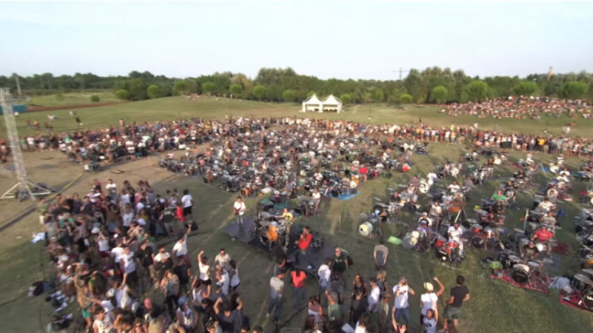 1.000 Ιταλοί ερμηνεύουν Foo Fighters για να τους προσκαλέσουν!