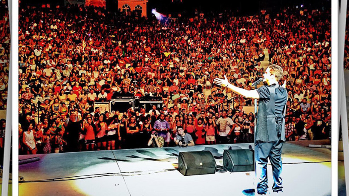 Νίκος Οικονομόπουλος: 3.500 άτομα κατέκλυσαν το ανοιχτό θέατρο Ζακύνθου για να τον απολαύσουν  