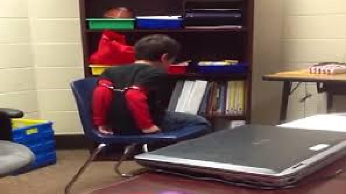 Σοκ: Αστυνομικός περνάει χειροπέδες σε μαθητή με ειδικές ανάγκες