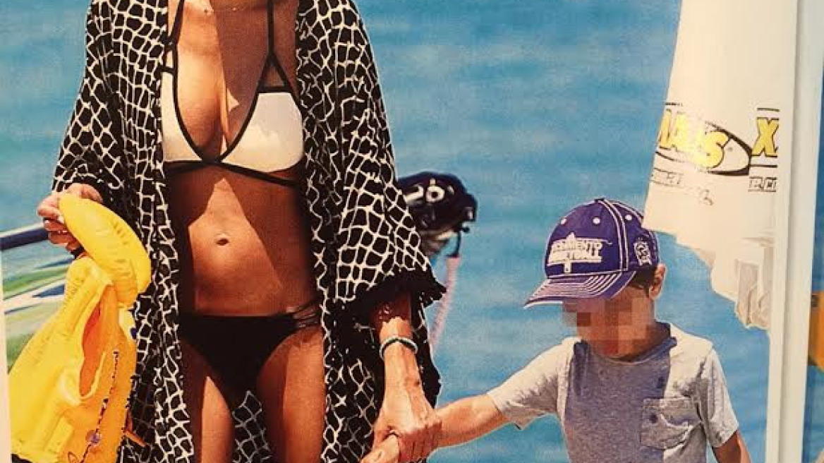 Αλέκα Καμηλά: Με ασπρόμαυρο μπικίνι στις παραλίες της Χαλκιδικής
