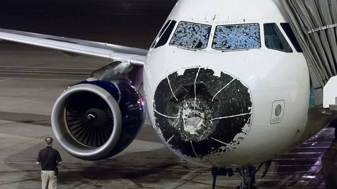 Εικόνες σοκ: Δείτε σε ποια κατάσταση προσγειώθηκε αεροπλάνο μετά από θύελλα χαλαζιού