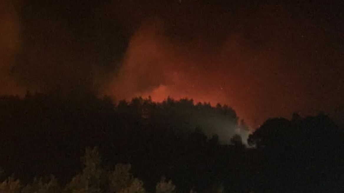 Υπό έλεγχο η φωτιά στους πρόποδες της Πάρνηθας - Απείλησε σπίτια 
