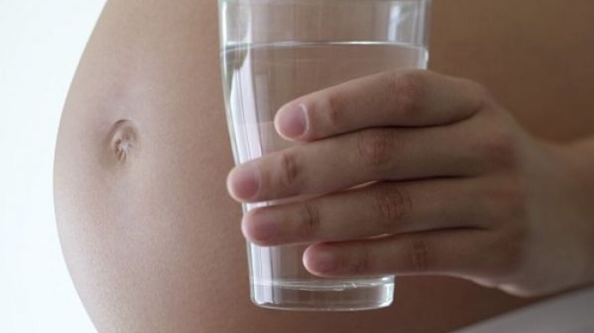 Γιατί πρέπει να πίνουμε πολύ νερό στη εγκυμοσύνη;