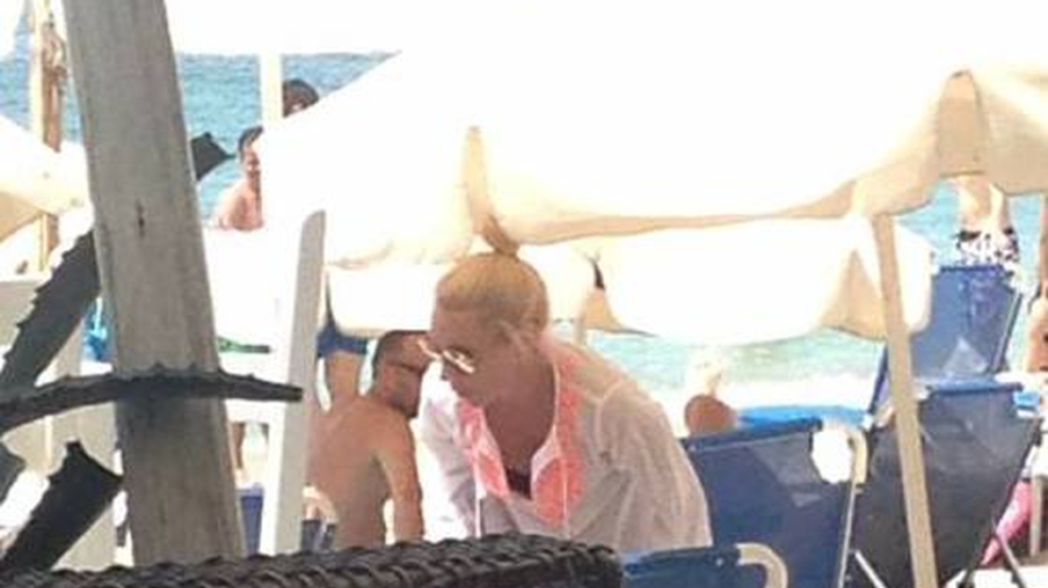 Έλενα Τσαβαλιά: Με μαγιό και χωρίς ρετούς στη Νάξο