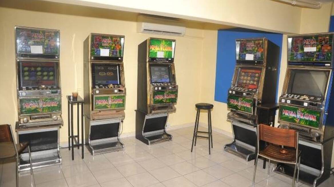 Έπαιζαν «φρουτάκια» σε καφετέρια στα Χανιά