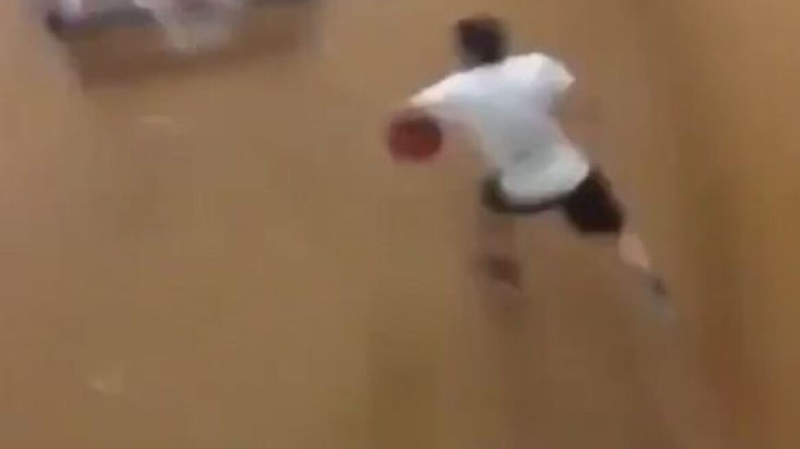 Βίντεο: Δείτε το πιο απίστευτο κάρφωμα που έχει γίνει ποτέ