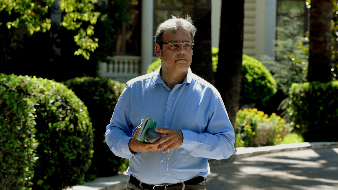 Βερναρδάκης: Δεν είναι επιλήψιμο το ότι κόβουμε μισθούς βουλευτών λίγο πριν τη συμφωνία