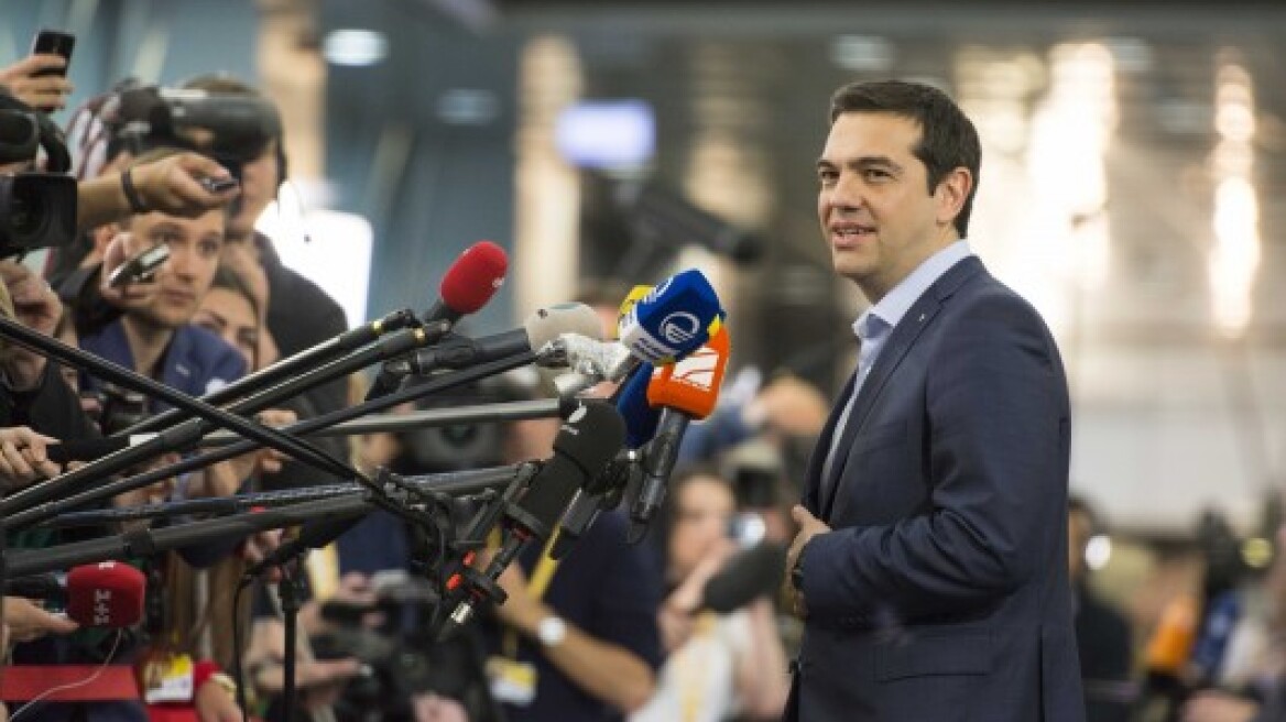 Le Monde: Γιατί ο Τσίπρας έκανε στροφή 180 μοιρών 