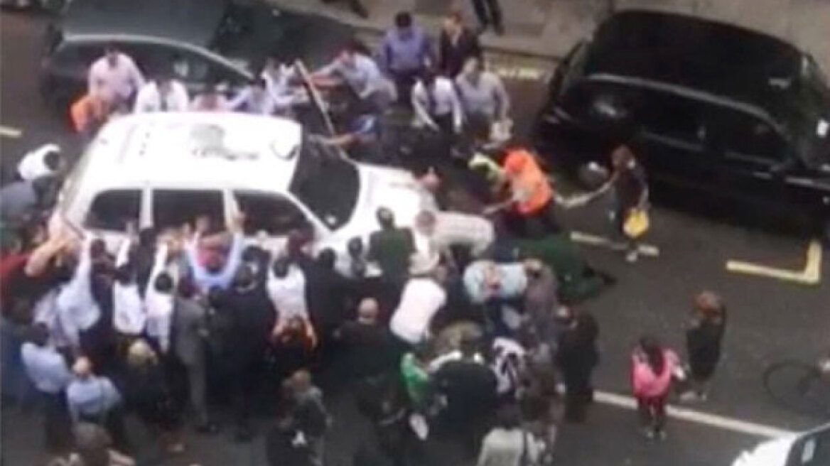 Bίντεο: Σήκωσαν στα χέρια το ταξί για να σώσουν εγκλωβισμένη γυναίκα