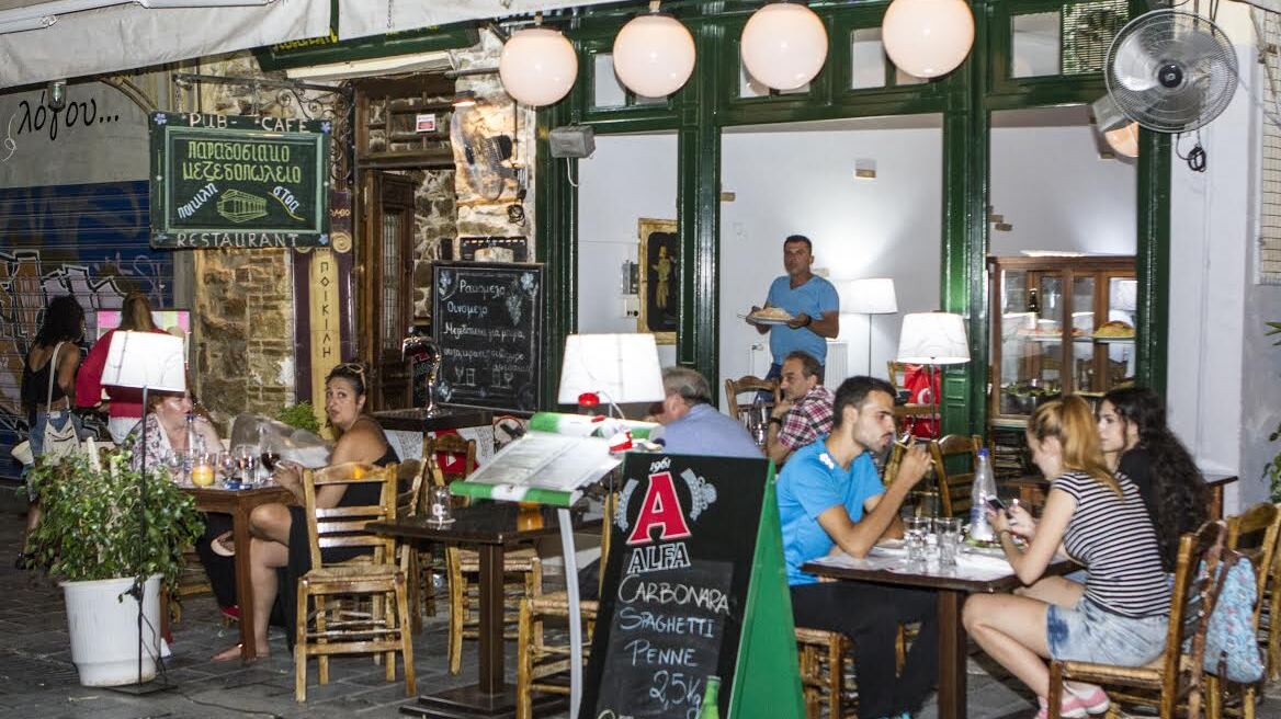 Μοναστηράκι: «Σπάνιο είδος» οι Έλληνες που βγαίνουν για φαγητό μετά τα capital controls