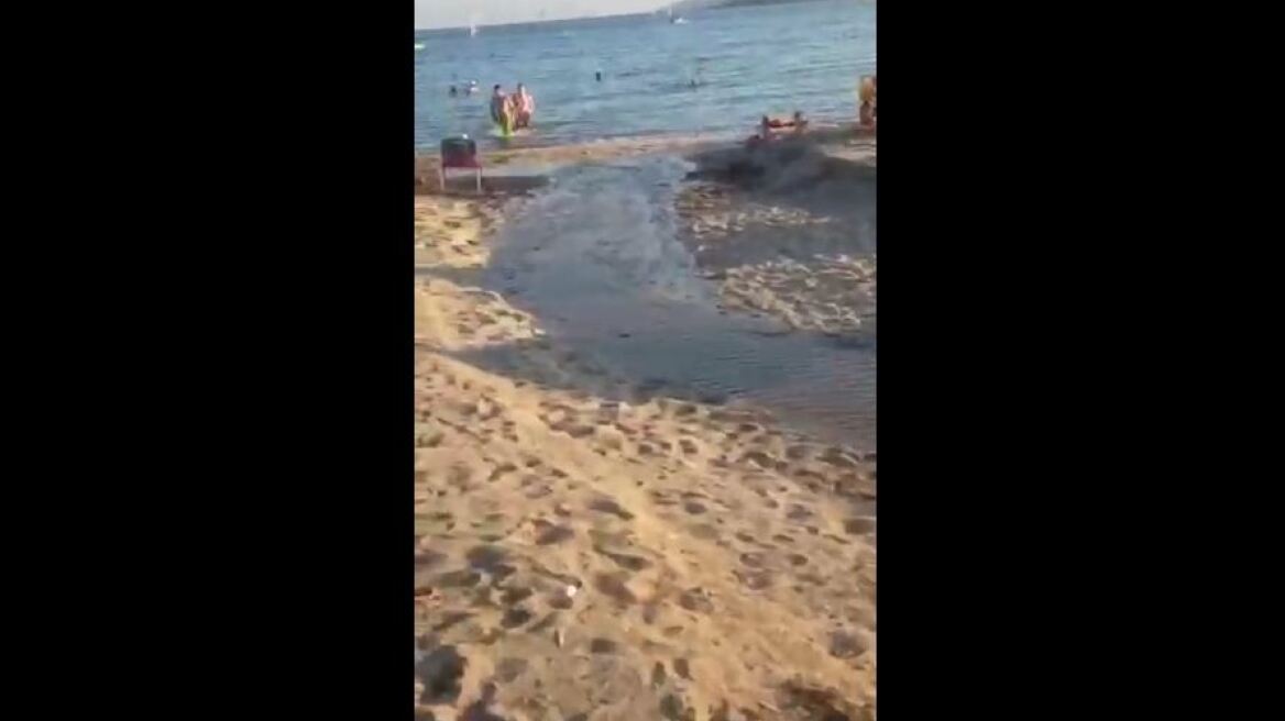Βοθρολύματα «ξεβράστηκαν» στην πλαζ της Βουλιαγμένης