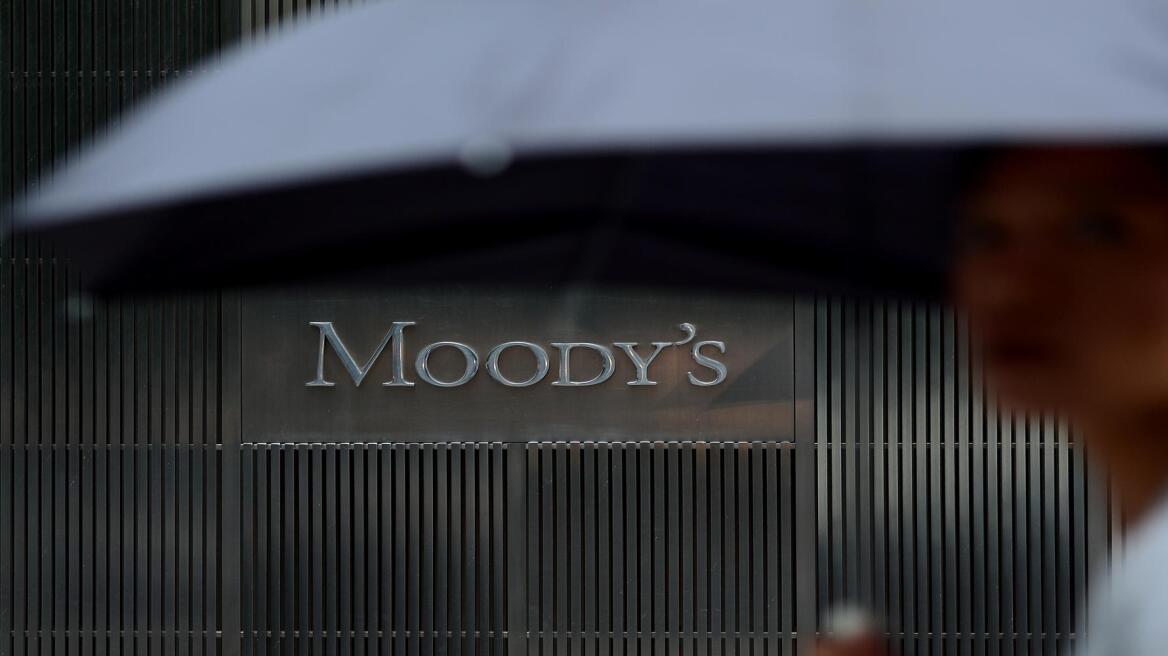 Moody's: Αβέβαιο αν οι ελληνικές αρχές θα πετύχουν τους στόχους του Μνημονίου