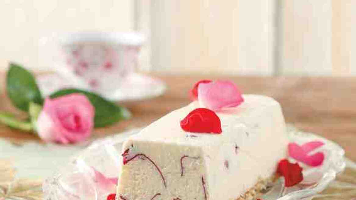 Σεμιφρέντο καρύδας με ροδοπέταλα