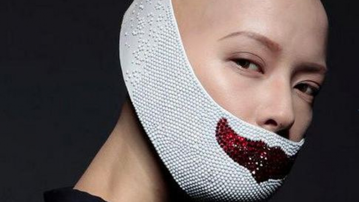 Δείτε τη νέα περίεργη μόδα στα κοσμήματα - Δερμάτινα στόματα και κρύσταλλα για τη μύτη και τα μάτια