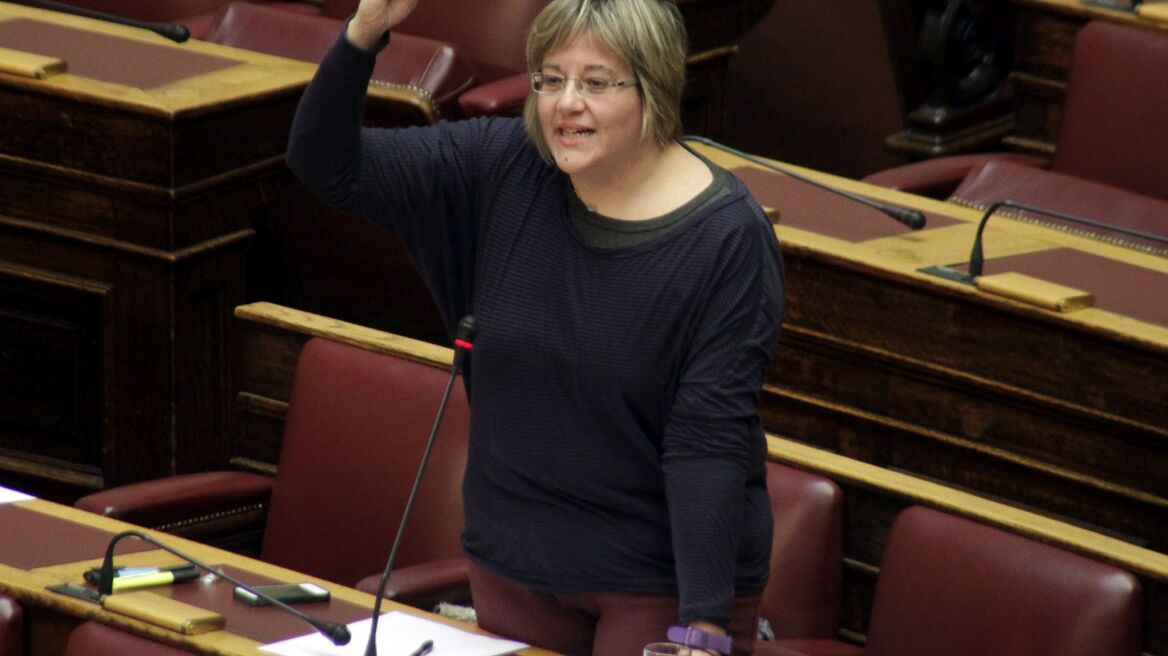 Τα... γυρίζει η Κατριβάνου: Παρά το «παρών», στηρίζω την κυβέρνηση