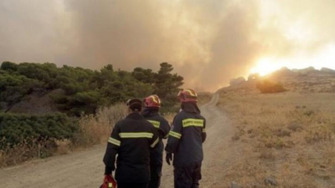  Υπό μερικό έλεγχο η φωτιά στην Καλλιθέα Ξυλοκάστρου 