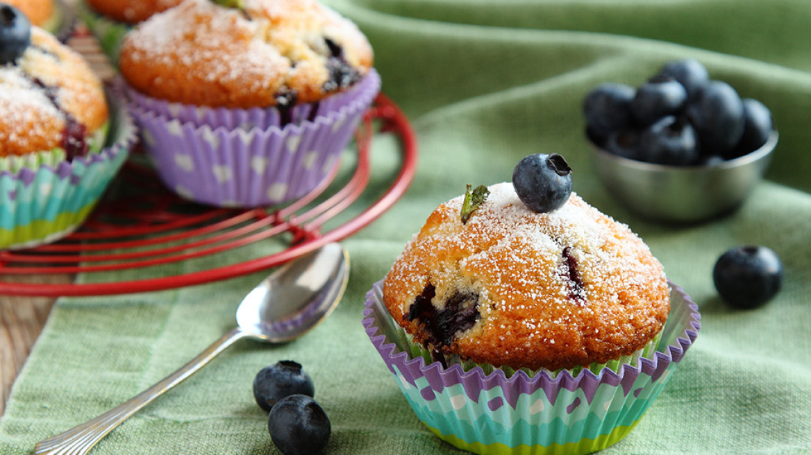 Κεκάκια γιαουρτιού με μύρτιλλα και λευκή σοκολάτα