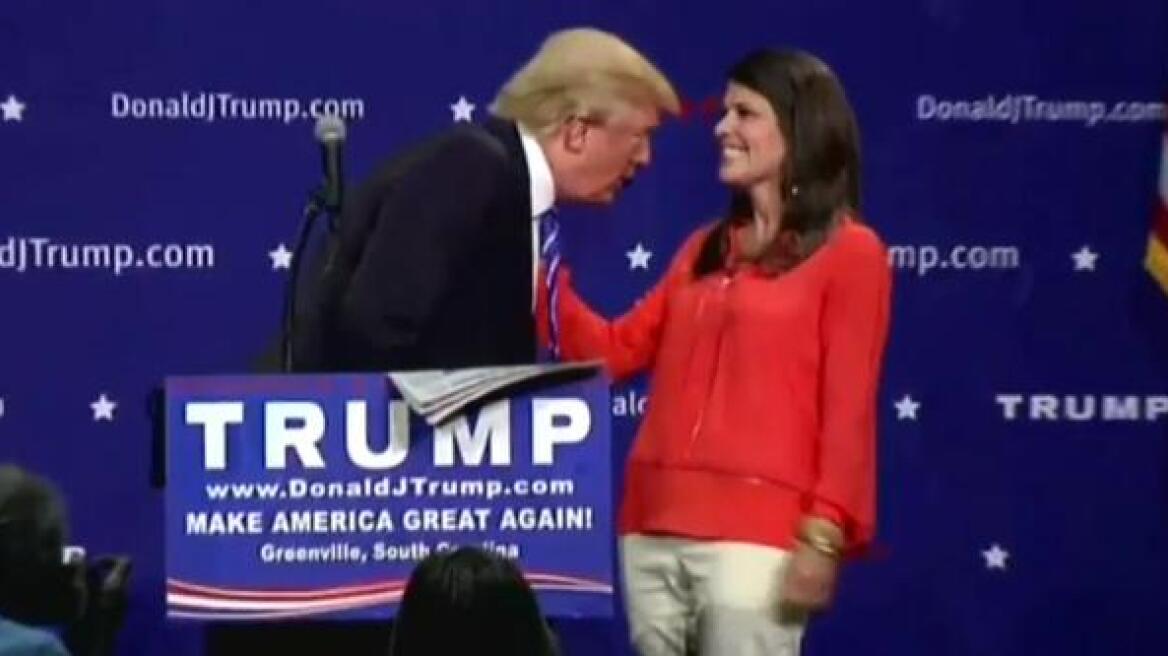 Τραμπ σε προεκλογική συγκέντρωση: Δεν φοράω περουκίνι!