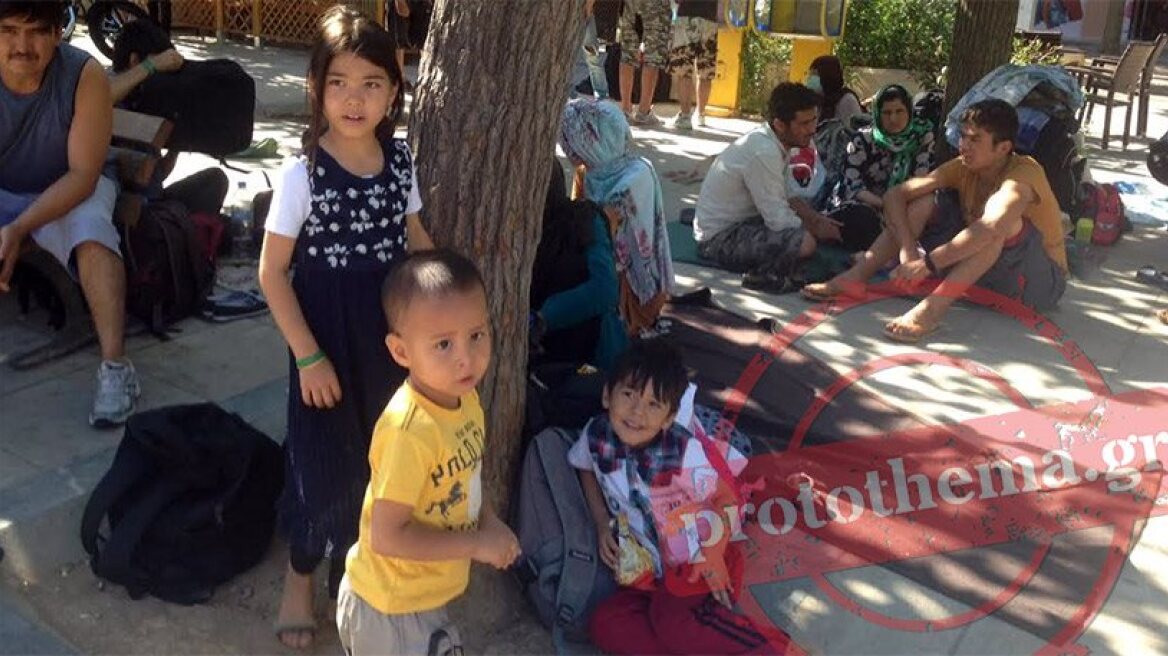 Central Athens' Victoria Sq. again turned into irregular migrants’ camp