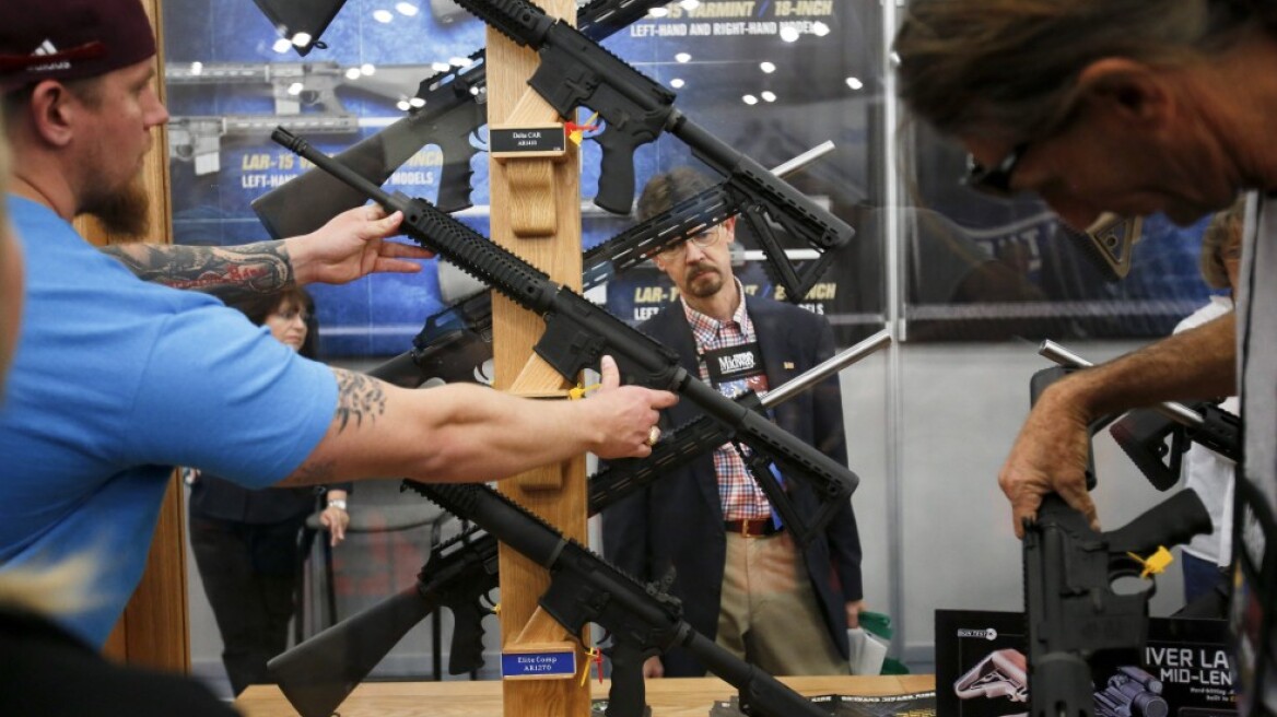 Η Wal-Mart σταματά την πώληση του όπλου των μαζικών δολοφονιών στις ΗΠΑ