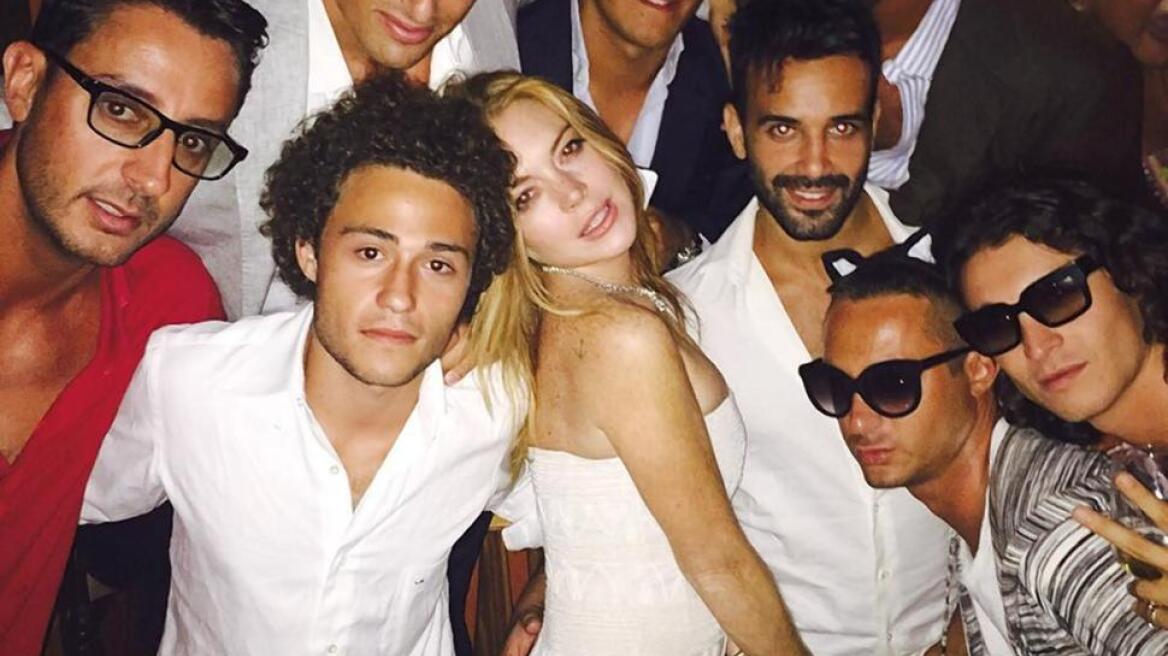 Η Λίντσεϊ Λόχαν σε νέα «επεισόδια»: Έτρεχε γυμνή σε γάμο φωνάζοντας «βοήθεια»!