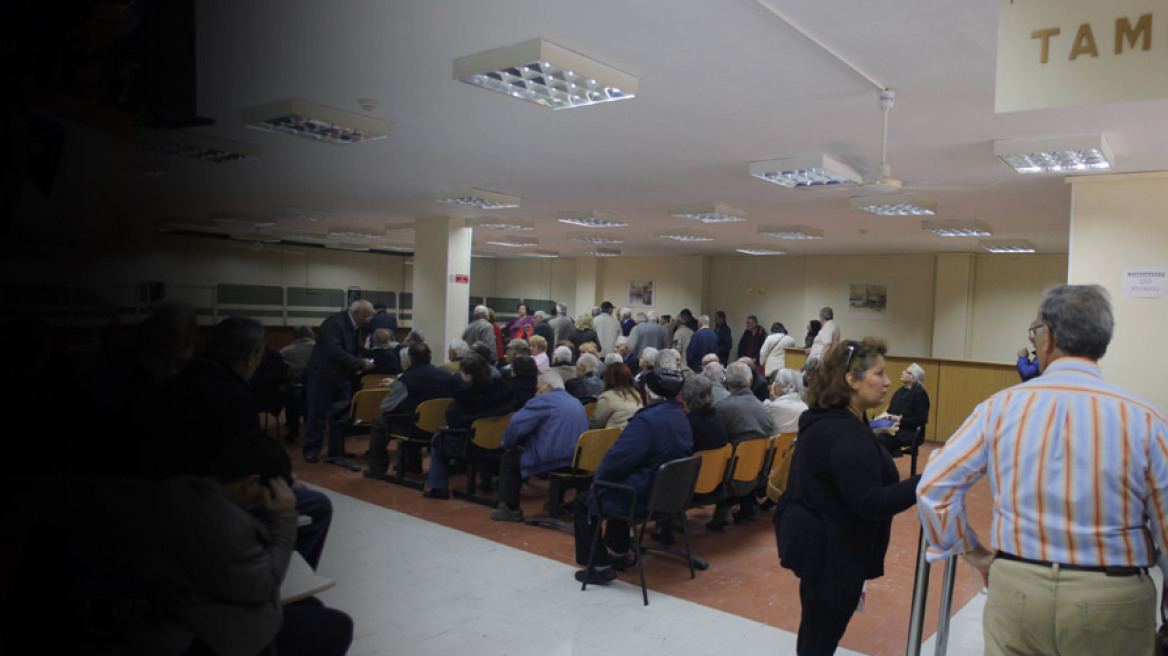 «Ψαλίδι» στις συντάξεις για άλλους τρεις μήνες σε 2,5 εκατ. συνταξιούχους