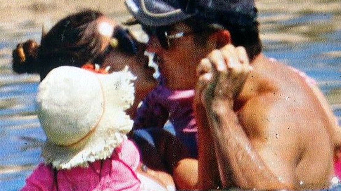 Η Σταματίνα Τσιμτσιλή και ο Θέμης Σοφός σε τρυφερά τετ α τετ στην παραλία