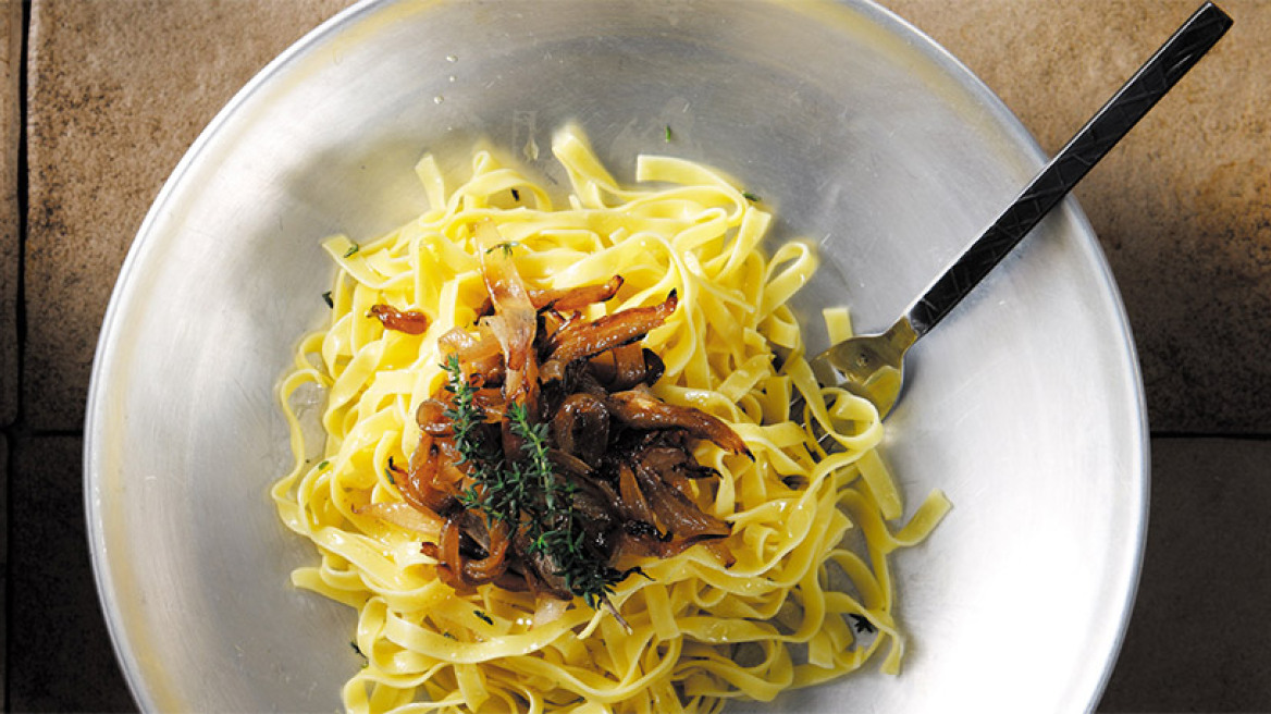 Χυλοπίτες με καραμελωμένα κρεμμύδια και ξερό ανθότυρο