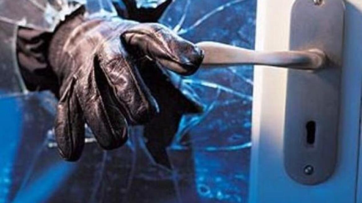 Βγήκε για λίγο χωρίς να κλειδώσει και έχασε όλες τις οικονομίες της