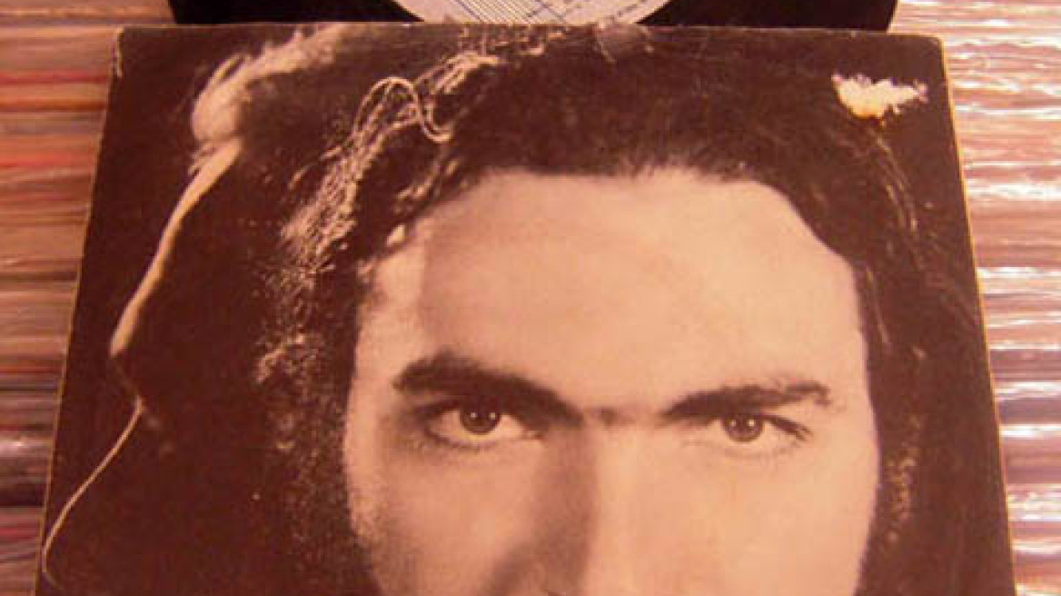 Ο άγνωστος δίσκος του Βασίλη Λεβέντη: Ακούστε τον να «εκτελεί» τα «Παιδιά του Πειραιά»