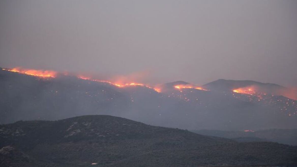 Μυτιλήνη: Σε εξέλιξη η πυρκαγιά στη χερσόνησο της Αμαλής 
