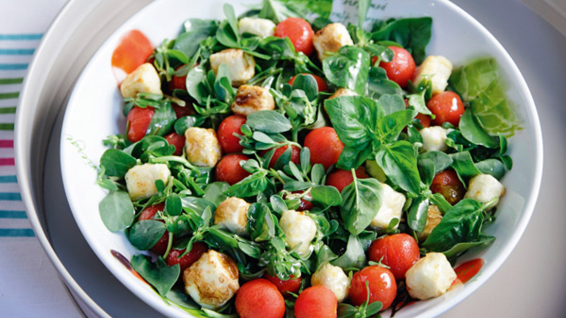 Ντοματάκια με αντράκλα και κύβους από τηγανητό ανθότυρο