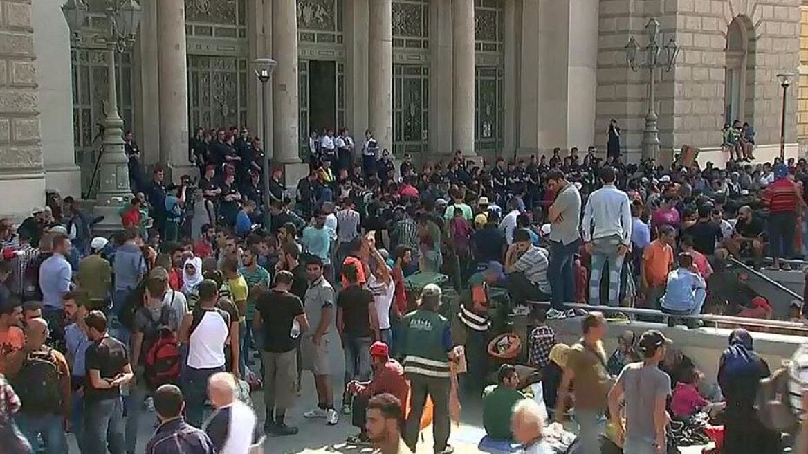«Ελευθερία, ελευθερία»: Εκατοντάδες πρόσφυγες διαμαρτύρονται στον σιδηροδρομικό της Βουδαπέστης 