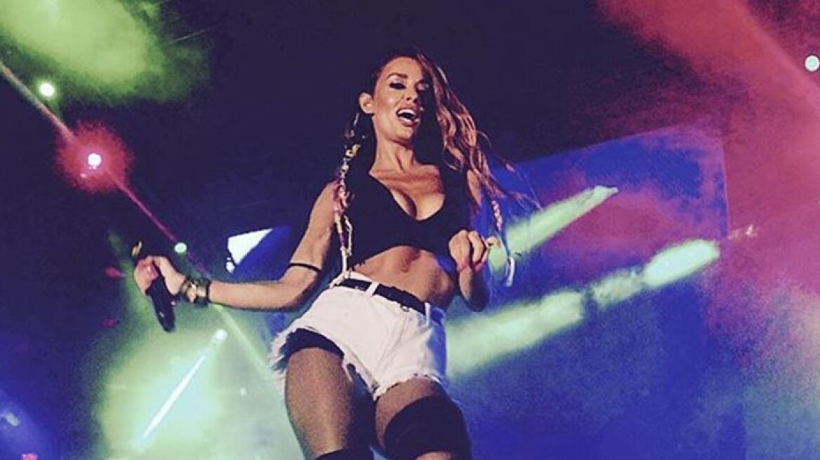 Sexy Fureira treats her fans in Crete to a great show (pics)