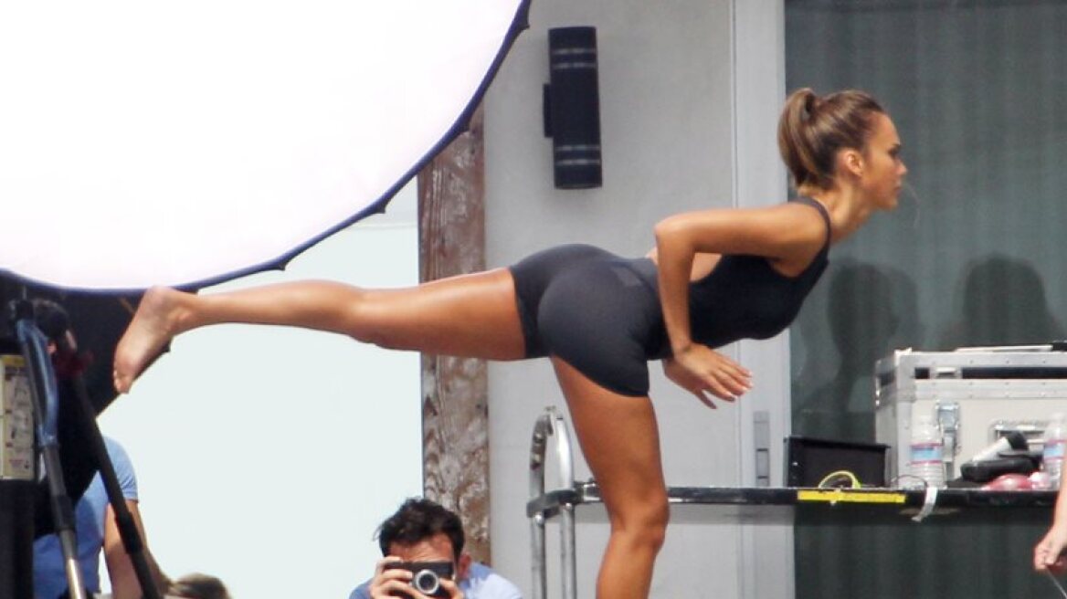 Sexy Jessica Alba stretching (pics)