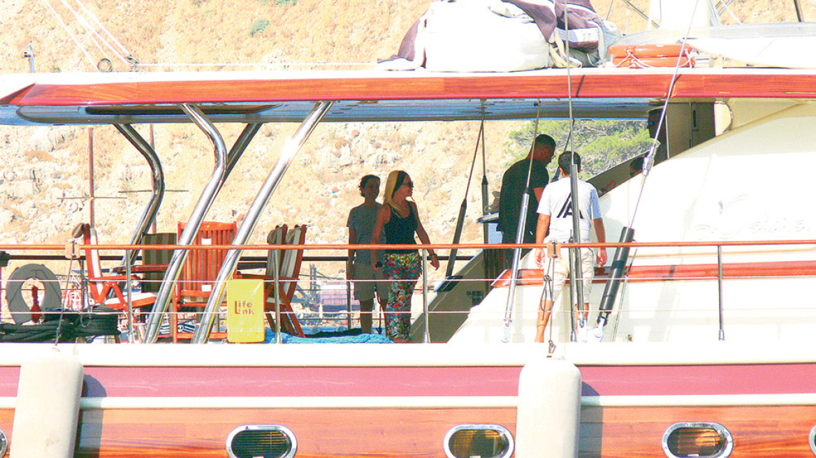 Τι γυρεύει η Donatella Versace στη Σύμη;