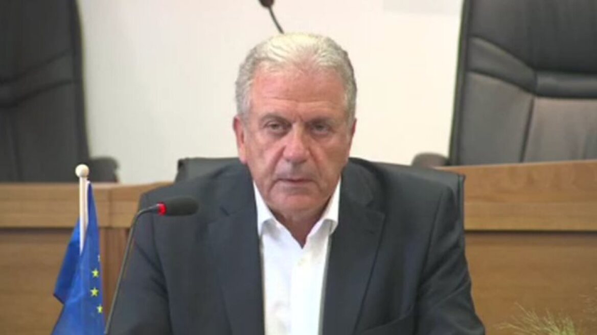 Immigrants should be relocated to other countries by the end of month, says Commissioner Avramopoulos