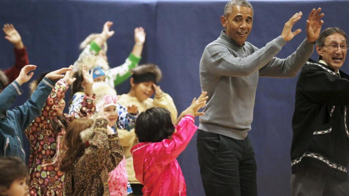 Βίντεο: Ο Ομπάμα χορεύει στους τοπικούς ρυθμούς της Αλάσκα