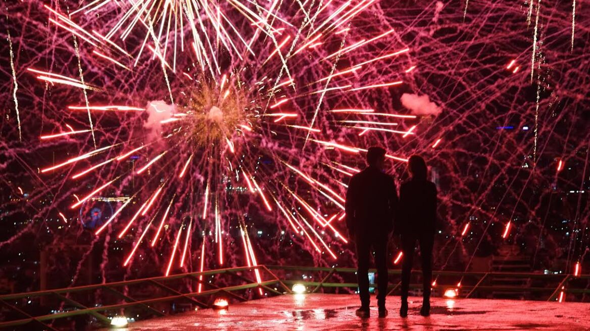 Τι συμβαίνει όταν ένα drone πετάει μέσα σε βροχή πυροτεχνημάτων