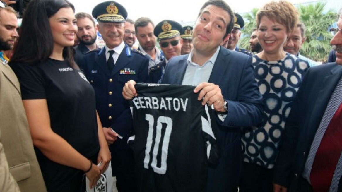 Ο Τσίπρας με φανέλα Μπερμπάτοφ στη ΔΕΘ!