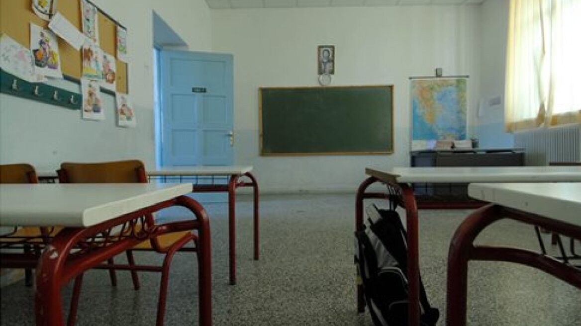 Λείπουν 21.000 εκπαιδευτικοί στα σχολεία αλλά η κυβέρνηση ΣΥΡΙΖΑ απέσπασε 2.500 σε γραφεία