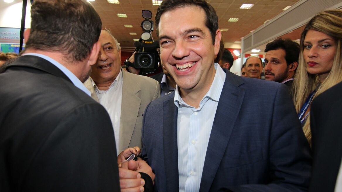 «Πιάσε ύφασμα» είπε καμαρώνοντας για το σακάκι του ο Αλέξης Τσίπρας!