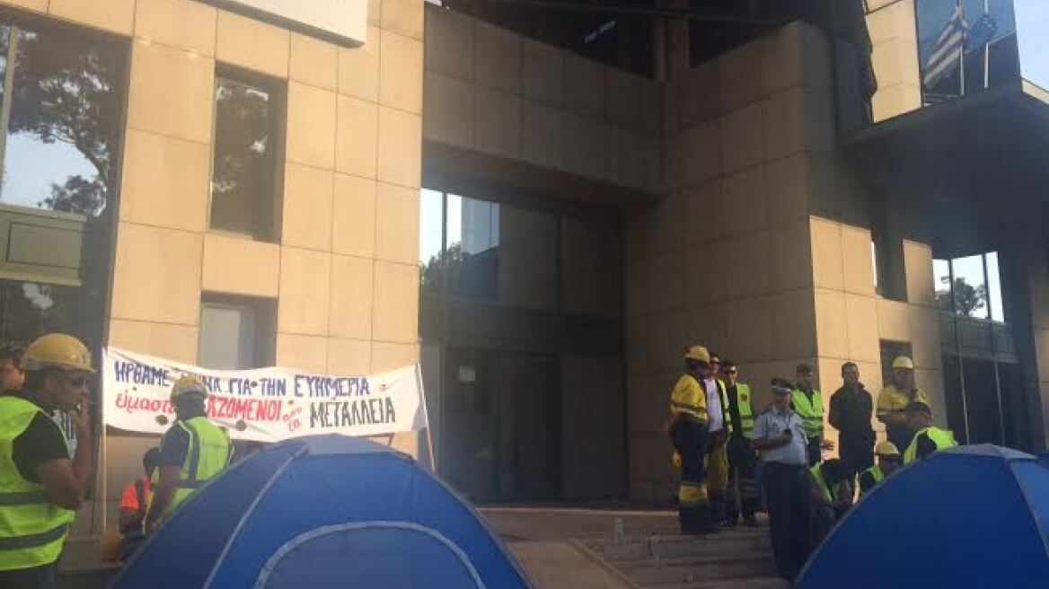 Εστησαν σκηνές έξω από το υπ. Περιβάλλοντος οι τελευταίοι άνεργοι με υπογραφή Τσίπρα